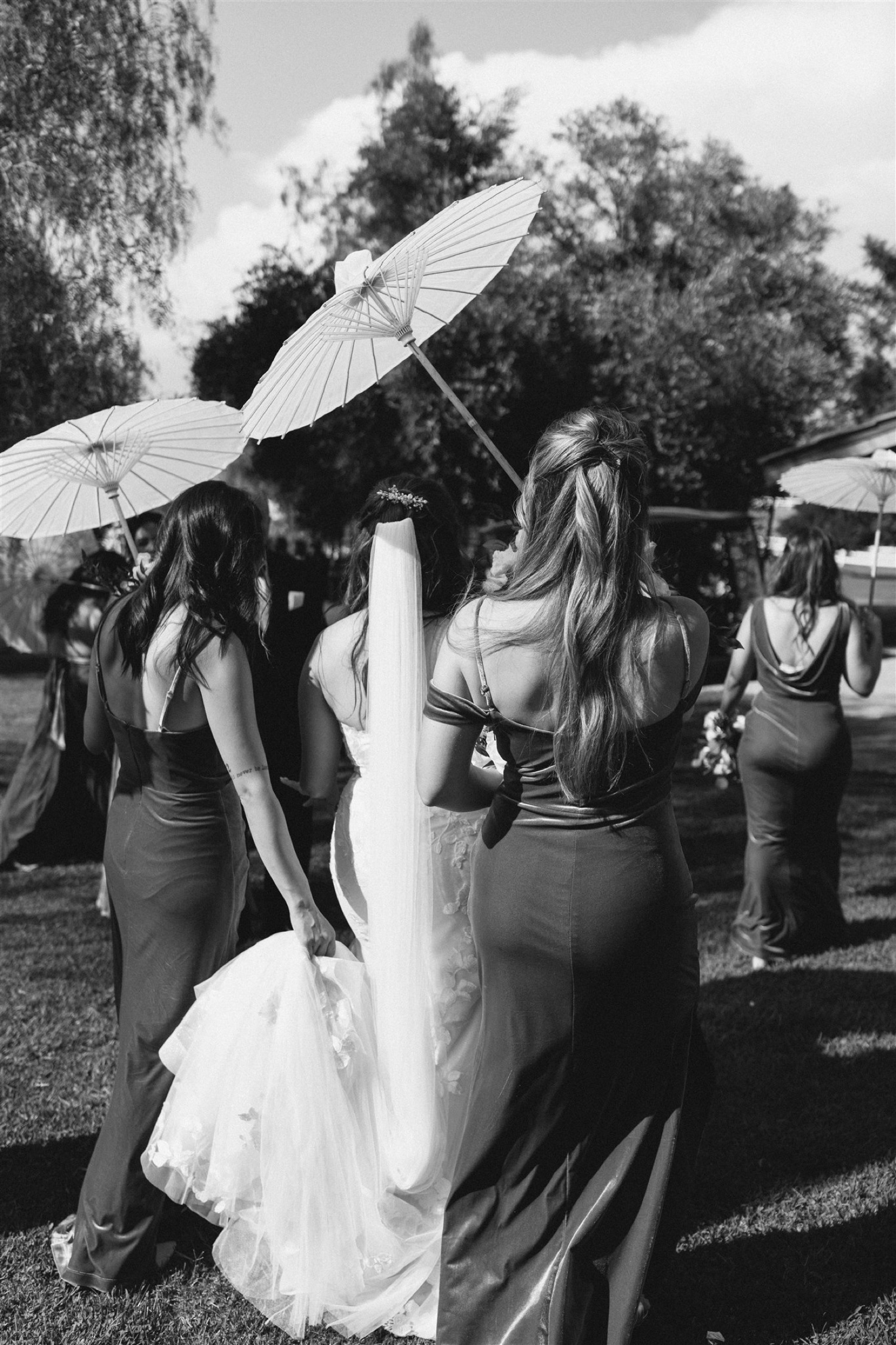 parasoles for bridesmaids; wedding party posing and portraits