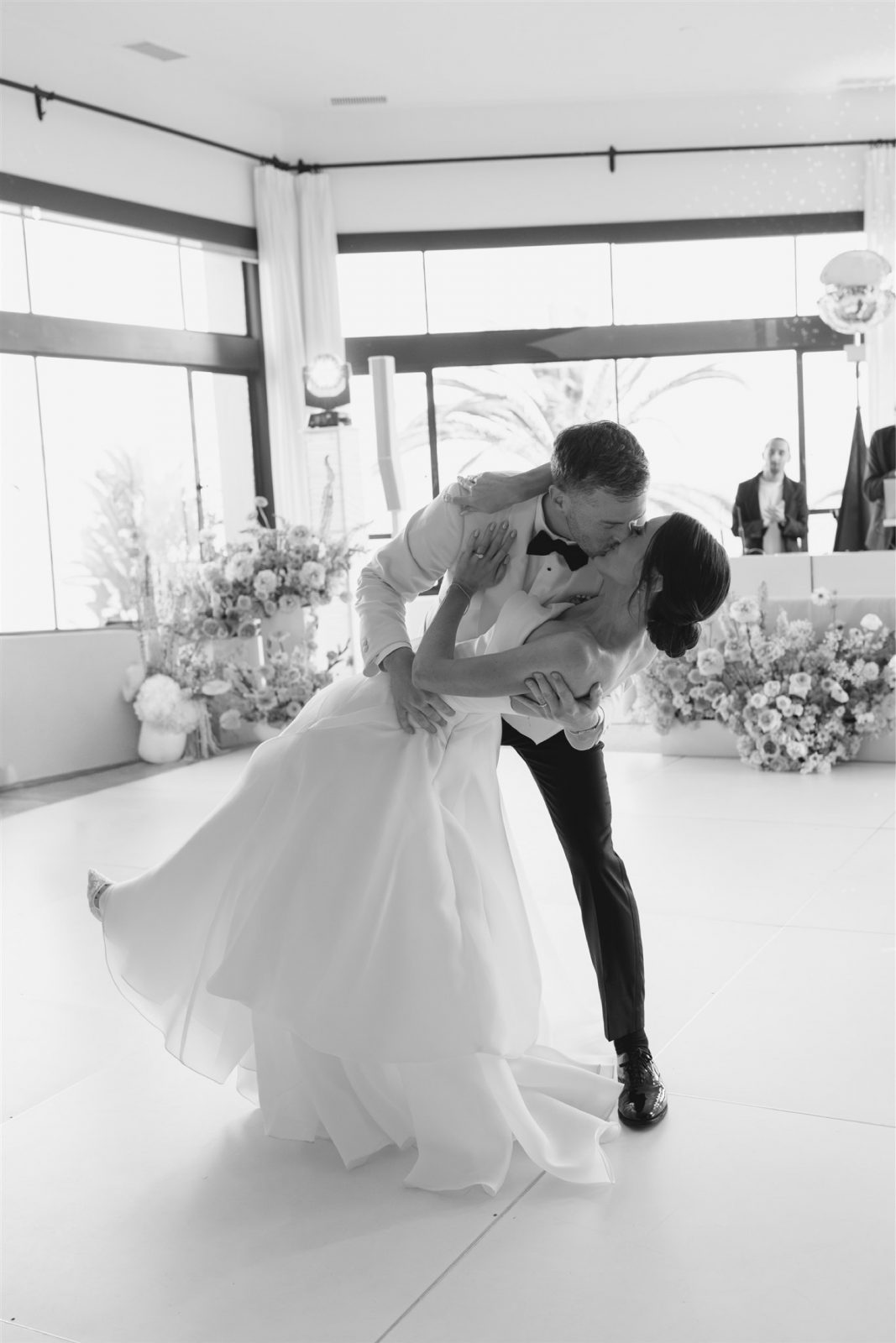 dip kiss wedding photos