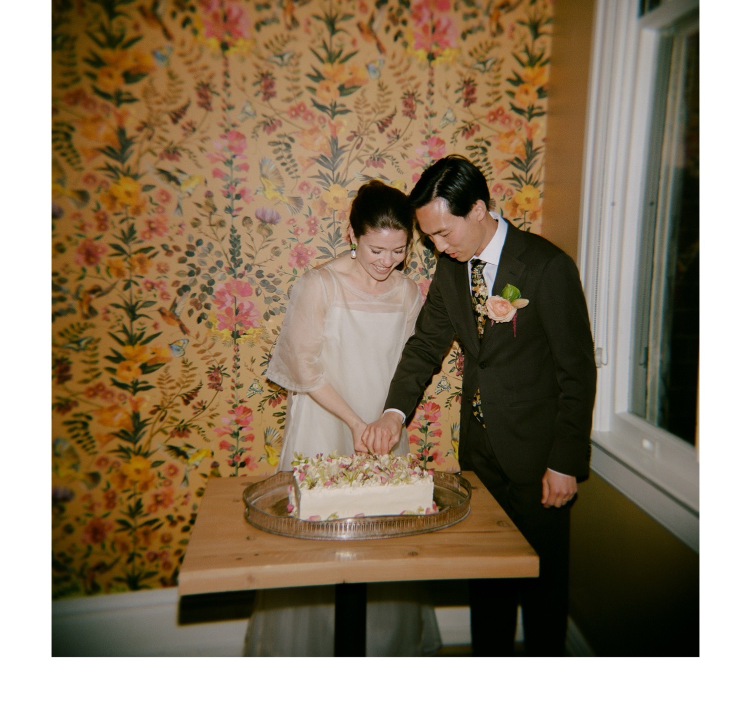 flash photography for wedding cake cutting